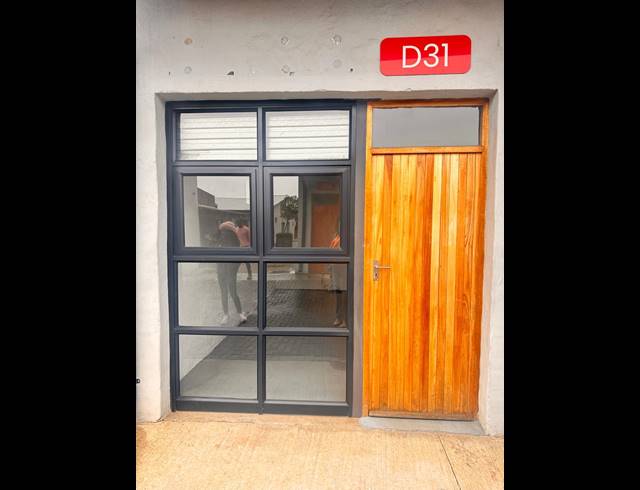 16.50M² BUSINESS TO LET IN WILLOW PARK MANOR